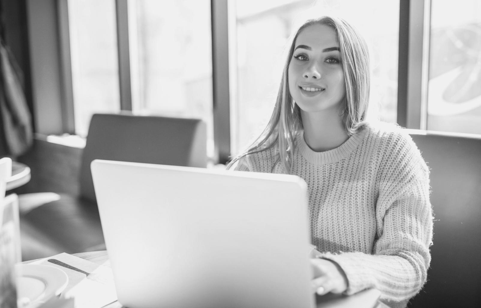 Arbeitsplatz mit Finanzanalysen und Modellierungstools