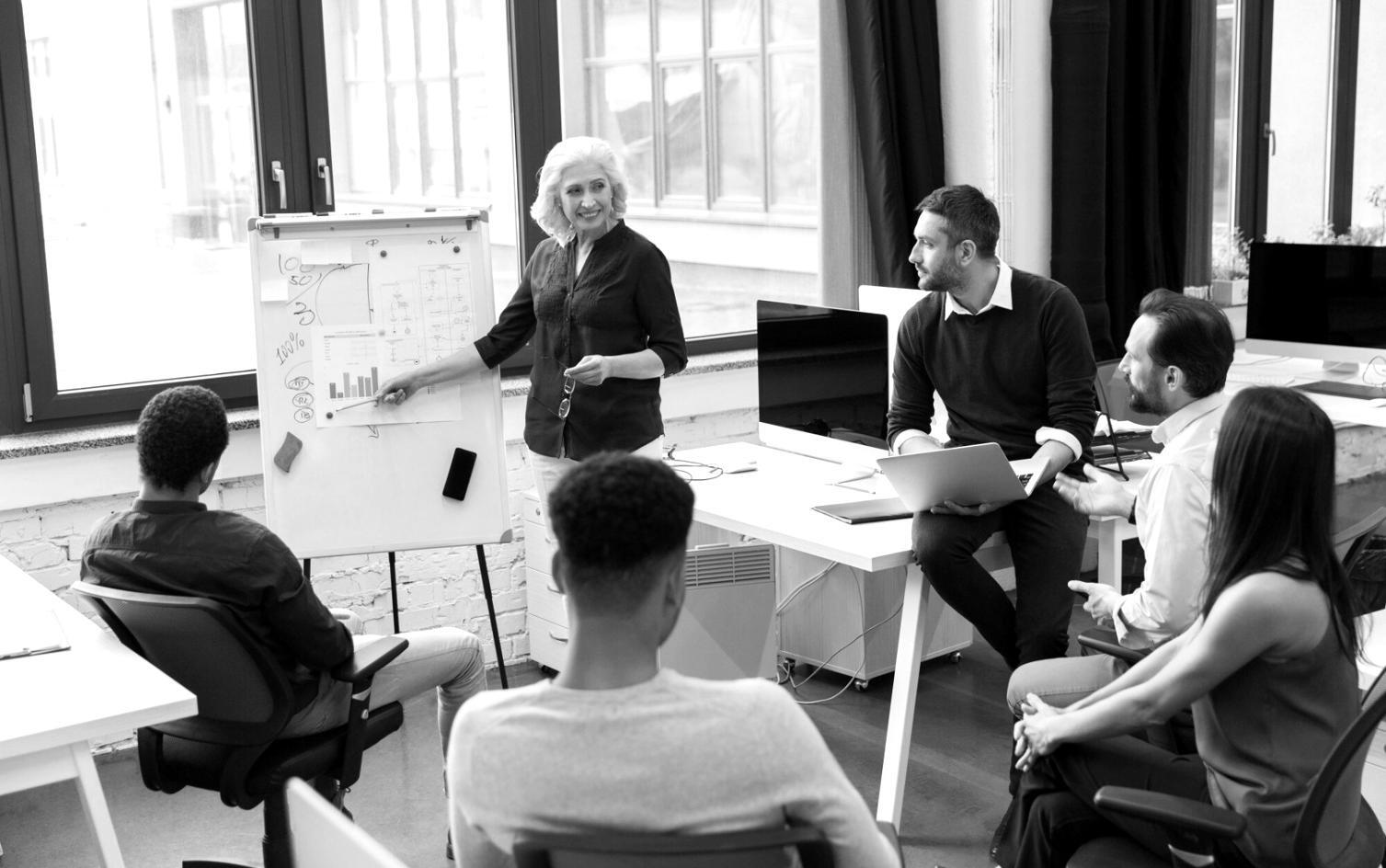 Teilnehmer arbeiten konzentriert an Finanzmodellen in einer praxisnahen Lernumgebung